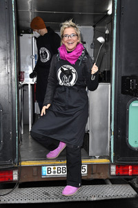 Frank Zander und Prominente unterstützen Caritas-Foodtruck in Berlin