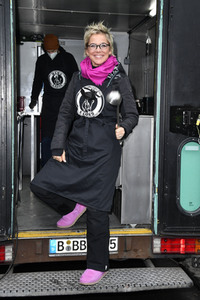 Frank Zander und Prominente unterstützen Caritas-Foodtruck in Berlin