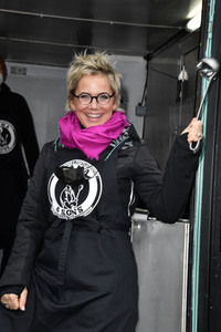 Frank Zander und Prominente unterstützen Caritas-Foodtruck in Berlin