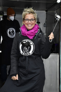 Frank Zander und Prominente unterstützen Caritas-Foodtruck in Berlin