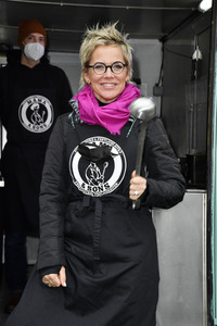 Frank Zander und Prominente unterstützen Caritas-Foodtruck in Berlin