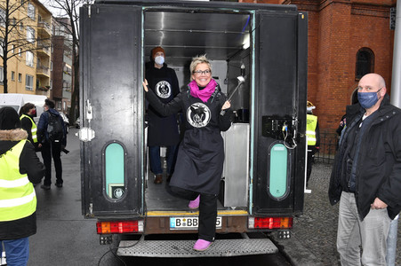 Frank Zander und Prominente unterstützen Caritas-Foodtruck in Berlin