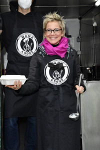 Frank Zander und Prominente unterstützen Caritas-Foodtruck in Berlin