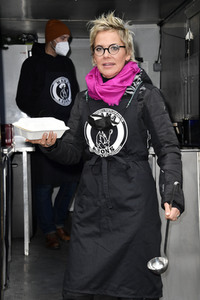 Frank Zander und Prominente unterstützen Caritas-Foodtruck in Berlin