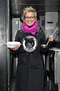 Frank Zander und Prominente unterstützen Caritas-Foodtruck in Berlin