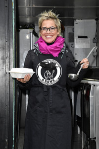Frank Zander und Prominente unterstützen Caritas-Foodtruck in Berlin