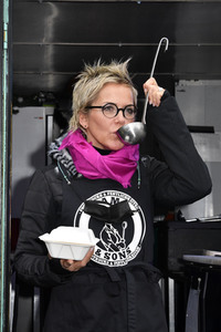 Frank Zander und Prominente unterstützen Caritas-Foodtruck in Berlin