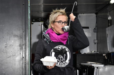Frank Zander und Prominente unterstützen Caritas-Foodtruck in Berlin