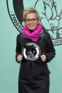 Frank Zander und Prominente unterstützen Caritas-Foodtruck in Berlin