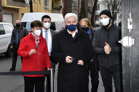 Frank Zander und Prominente unterstützen Caritas-Foodtruck in Berlin