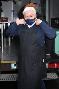 Frank Zander und Prominente unterstützen Caritas-Foodtruck in Berlin