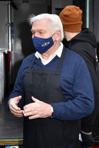 Frank Zander und Prominente unterstützen Caritas-Foodtruck in Berlin