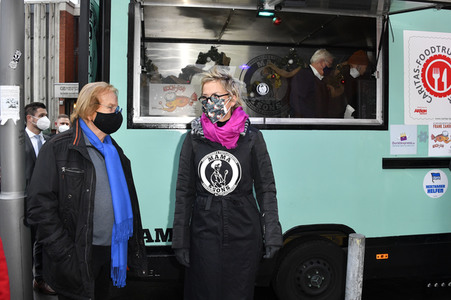 Frank Zander und Prominente unterstützen Caritas-Foodtruck in Berlin