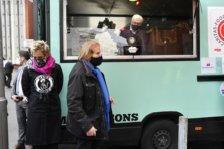 Frank Zander und Prominente unterstützen Caritas-Foodtruck in Berlin