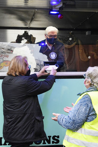 Frank Zander und Prominente unterstützen Caritas-Foodtruck in Berlin