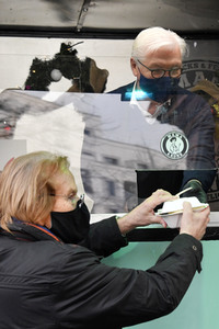 Frank Zander und Prominente unterstützen Caritas-Foodtruck in Berlin