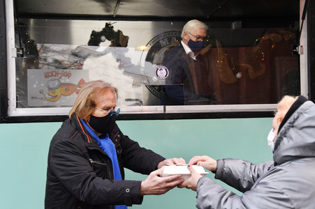 Frank Zander und Prominente unterstützen Caritas-Foodtruck in Berlin