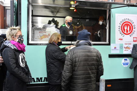 Frank Zander und Prominente unterstützen Caritas-Foodtruck in Berlin