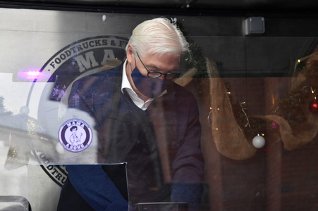 Frank Zander und Prominente unterstützen Caritas-Foodtruck in Berlin