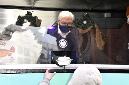 Frank Zander und Prominente unterstützen Caritas-Foodtruck in Berlin