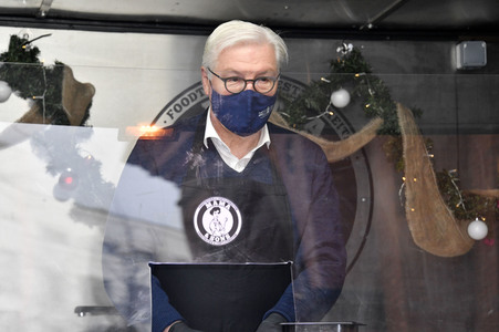 Frank Zander und Prominente unterstützen Caritas-Foodtruck in Berlin