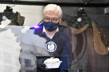 Frank Zander und Prominente unterstützen Caritas-Foodtruck in Berlin