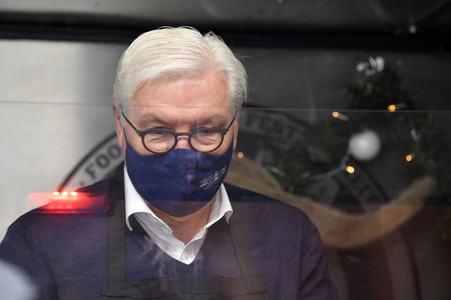 Frank Zander und Prominente unterstützen Caritas-Foodtruck in Berlin