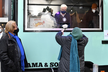 Frank Zander und Prominente unterstützen Caritas-Foodtruck in Berlin