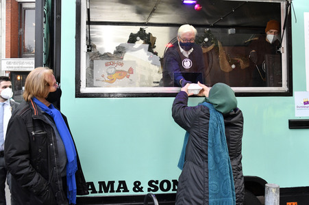 Frank Zander und Prominente unterstützen Caritas-Foodtruck in Berlin