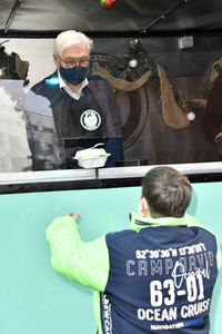 Frank Zander und Prominente unterstützen Caritas-Foodtruck in Berlin