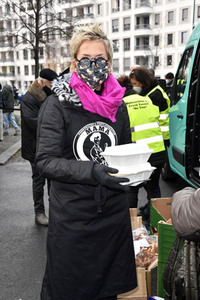 Frank Zander und Prominente unterstützen Caritas-Foodtruck in Berlin
