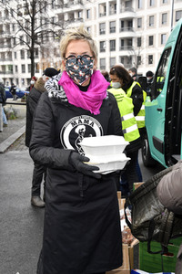 Frank Zander und Prominente unterstützen Caritas-Foodtruck in Berlin