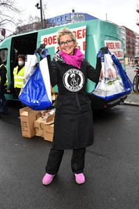 Frank Zander und Prominente unterstützen Caritas-Foodtruck in Berlin