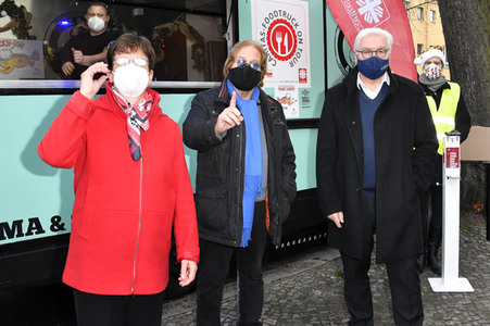Frank Zander und Prominente unterstützen Caritas-Foodtruck in Berlin