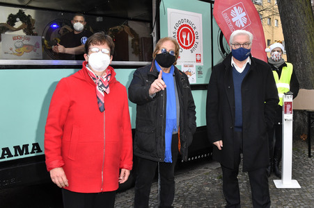 Frank Zander und Prominente unterstützen Caritas-Foodtruck in Berlin