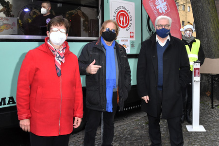Frank Zander und Prominente unterstützen Caritas-Foodtruck in Berlin