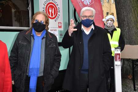 Frank Zander und Prominente unterstützen Caritas-Foodtruck in Berlin