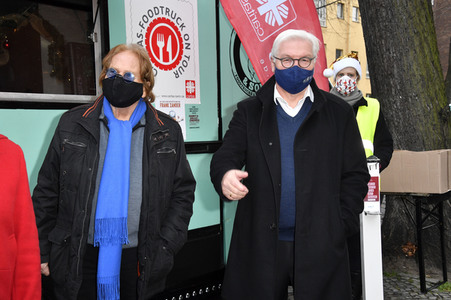 Frank Zander und Prominente unterstützen Caritas-Foodtruck in Berlin