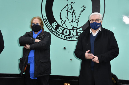 Frank Zander und Prominente unterstützen Caritas-Foodtruck in Berlin