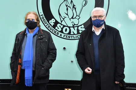 Frank Zander und Prominente unterstützen Caritas-Foodtruck in Berlin