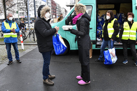 Frank Zander und Prominente unterstützen Caritas-Foodtruck in Berlin