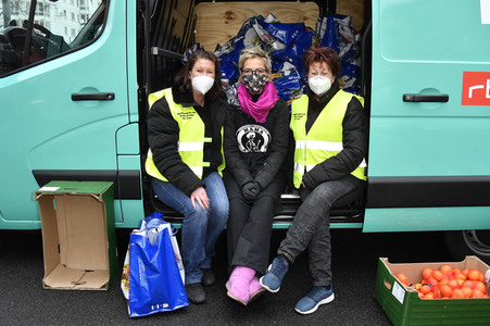 Frank Zander und Prominente unterstützen Caritas-Foodtruck in Berlin