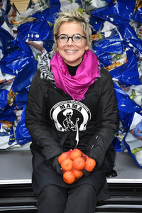 Frank Zander und Prominente unterstützen Caritas-Foodtruck in Berlin