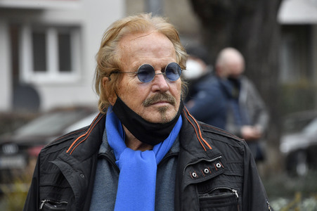 Frank Zander und Prominente unterstützen Caritas-Foodtruck in Berlin