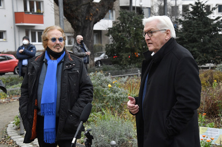 Frank Zander und Prominente unterstützen Caritas-Foodtruck in Berlin