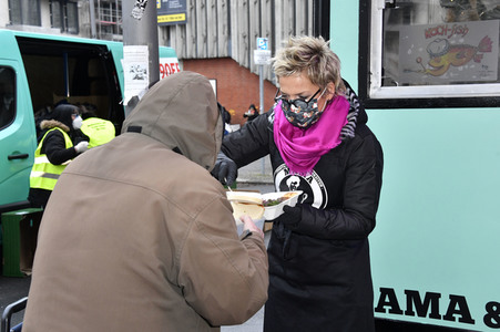 Frank Zander und Prominente unterstützen Caritas-Foodtruck in Berlin