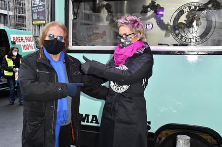 Frank Zander und Prominente unterstützen Caritas-Foodtruck in Berlin