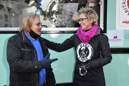 Frank Zander und Prominente unterstützen Caritas-Foodtruck in Berlin