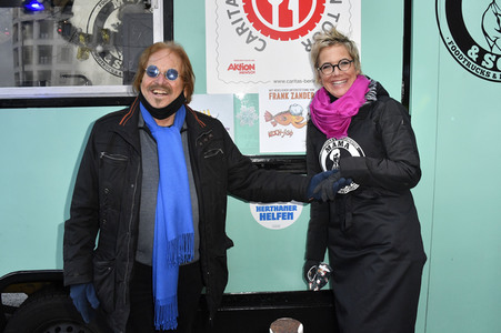 Frank Zander und Prominente unterstützen Caritas-Foodtruck in Berlin