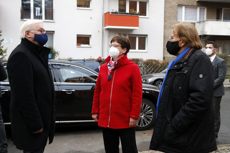 Frank Zander und Prominente unterstützen Caritas-Foodtruck in Berlin